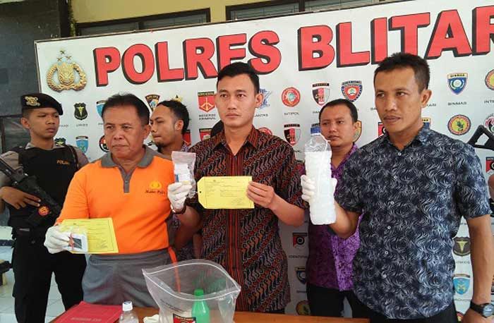 Polisi Ringkus Pelaku Percobaan Pembunuhan Gunakan Pestisida di Blitar Polisi Ringkus Pelaku Percobaan Pembunuhan Gunakan Pestisida di Blitar