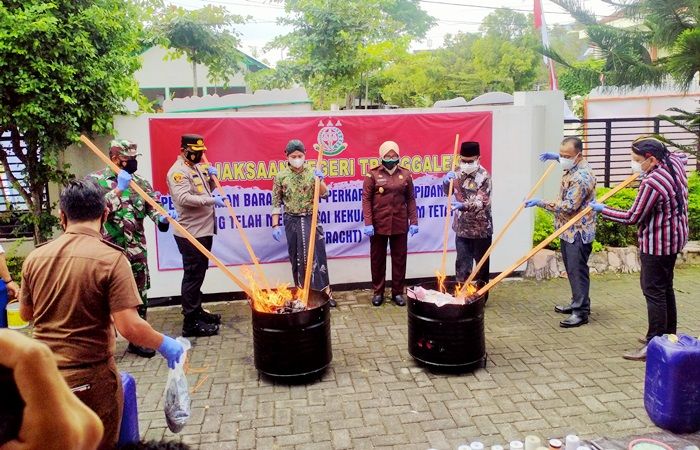 Kejari Trenggalek Musnahkan Sejumlah BB Perkara Tindak Pidana Umum Kejari Trenggalek Musnahkan Sejumlah BB Perkara Tindak Pidana Umum