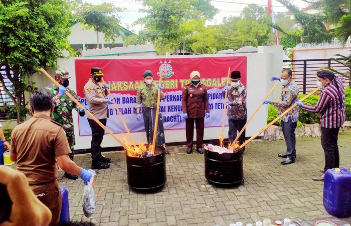 Kejari Trenggalek Musnahkan Sejumlah BB Perkara Tindak Pidana Umum