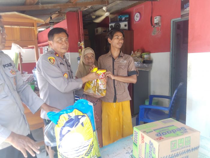 Dua Tahun Tragedi Kanjuruhan, Kapolsek Porong Sambangi Kediaman Korban di Kesambi Dua Tahun Tragedi Kanjuruhan, Kapolsek Porong Sambangi Kediaman Korban di Kesambi