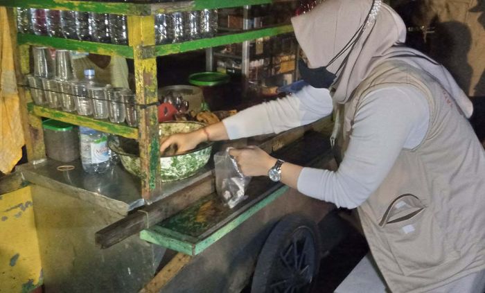 Pimpin Operasi Yustisi, Wawali Madiun Borong Dagangan PKL agar Segera Tutup Pimpin Operasi Yustisi, Wawali Madiun Borong Dagangan PKL agar Segera Tutup