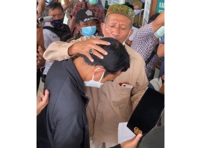 Terjadi di Kantor PWNU Jatim, Gus Ali Suwuk Kepala Ustadz Abdul Somad Terjadi di Kantor PWNU Jatim, Gus Ali Suwuk Kepala Ustadz Abdul Somad