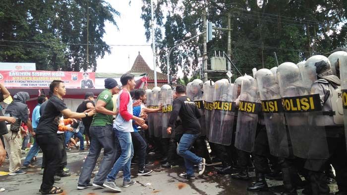 350 Personel Polres Blitar Kota Gelar Simulasi Pengamanan Pilkada 350 Personel Polres Blitar Kota Gelar Simulasi Pengamanan Pilkada