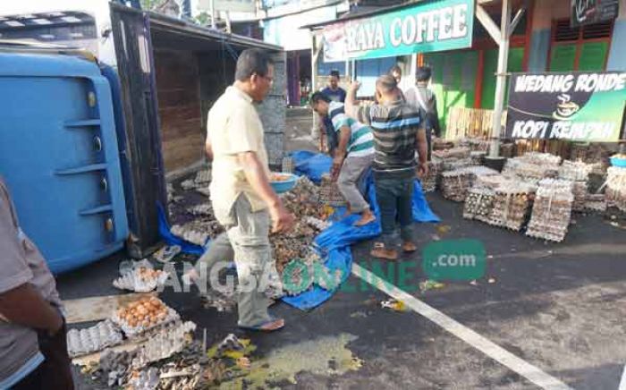 Truk Terguling di depan Pasar Cukir, Ribuan Telur Berserakan di Jalan