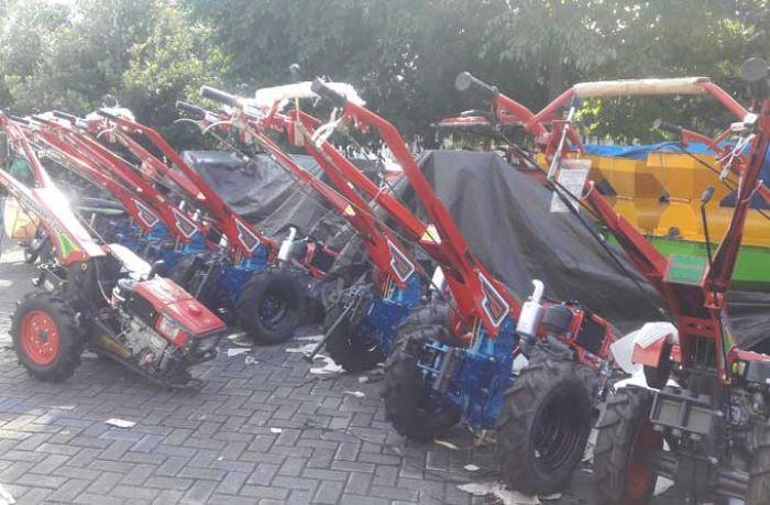 Pemkab Gresik Kembali Gelontorkan Bantuan Alsintan untuk Petani Pemkab Gresik Kembali Gelontorkan Bantuan Alsintan untuk Petani