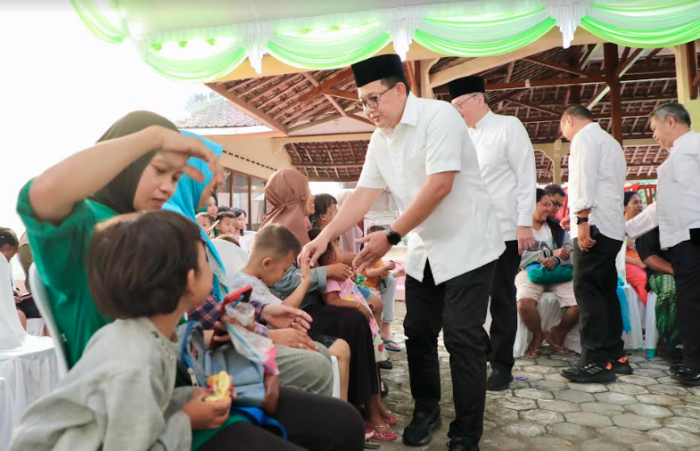 Safari Ramadan di Kediri, Pj Gubernur Jatim bersama Baznas dan LAZ Serahkan Santunan Anak Yatim Safari Ramadan di Kediri, Pj Gubernur Jatim bersama Baznas dan LAZ Serahkan Santunan Anak Yatim