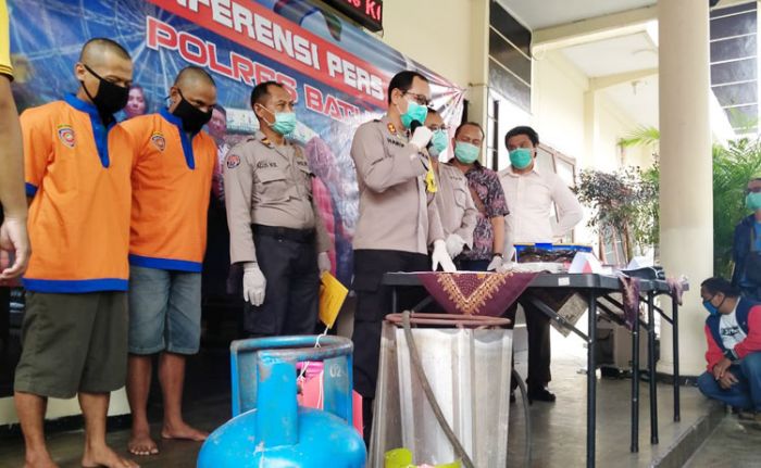 Polsek Batu Bekuk Dua Pelaku Pengoplos Elpiji Subsidi Polsek Batu Bekuk Dua Pelaku Pengoplos Elpiji Subsidi