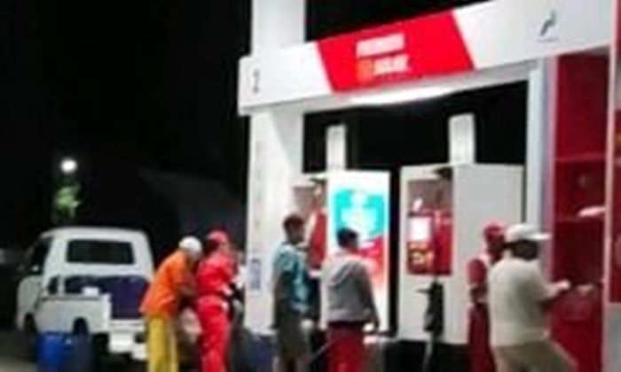 Langgar SOP, SPBU di Bluto Sumenep Layani Pembelian BBM Pakai Jeriken Plastik Langgar SOP, SPBU di Bluto Sumenep Layani Pembelian BBM Pakai Jeriken Plastik