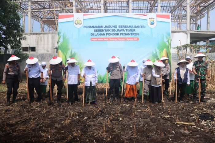 Dukung Ketahanan Pangan, Polres Pasuruan Tanam Jagung Bareng Santri Ponpes Sabilunnajah