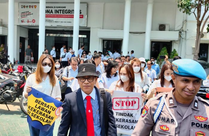 Wali Murid SMA Gloria 2 Datangi Polrestabes Surabaya Buntut Kericuhan yang Diduga Dilakukan Ivan Cs Wali Murid SMA Gloria 2 Datangi Polrestabes Surabaya Buntut Kericuhan yang Diduga Dilakukan Ivan Cs