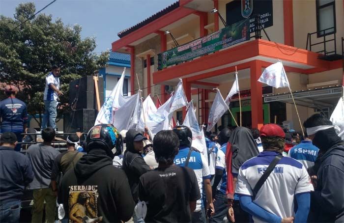 Tuntut Kenaikan Upah, Ratusan Buruh di Tuban Demo Kantor Pemkab