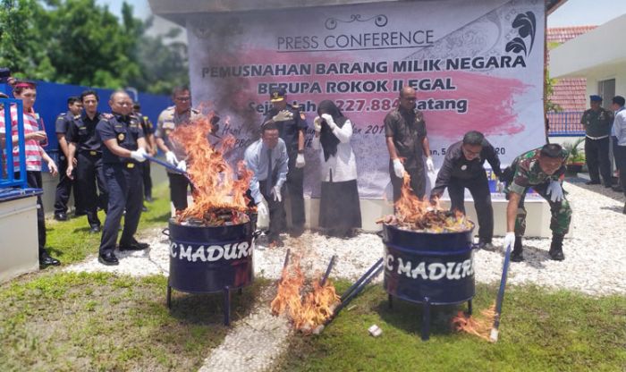 Bea Cukai Madura Musnahkan 6,2 Juta Batang Rokok Ilegal, dengan Potensi Kerugian Negara Rp 3,1 M Bea Cukai Madura Musnahkan 6,2 Juta Batang Rokok Ilegal, dengan Potensi Kerugian Negara Rp 3,1 M