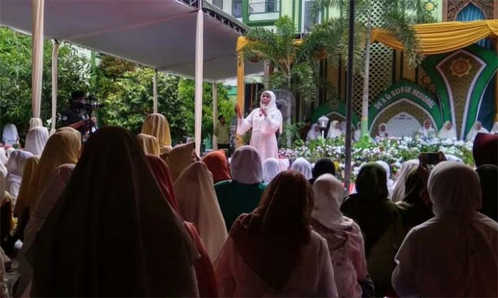 Di Ponpes Al-Fatimah Bojonegoro, Khofifah Isyaratkan Pilih Capres 01 Di Ponpes Al-Fatimah Bojonegoro, Khofifah Isyaratkan Pilih Capres 01