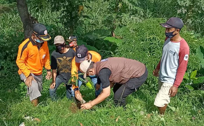 Gandeng Gerkatin dan Relawan, FPRB Jatim Gelar Aksi Tanam Pohon di Waduk Siman Kediri Gandeng Gerkatin dan Relawan, FPRB Jatim Gelar Aksi Tanam Pohon di Waduk Siman Kediri
