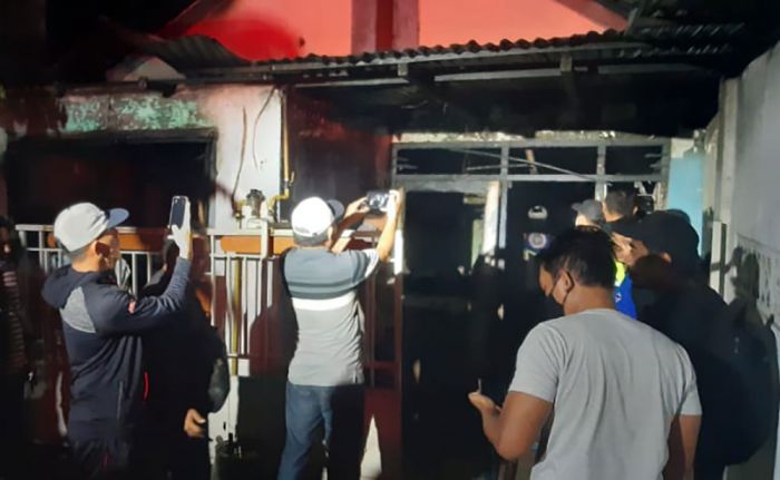 Gara-Gara Korsleting Charger Hp, Sebuah Rumah di Mojokerto Terbakar, Dua Bocah Dilarikan ke RS Gara-Gara Korsleting Charger Hp, Sebuah Rumah di Mojokerto Terbakar, Dua Bocah Dilarikan ke RS