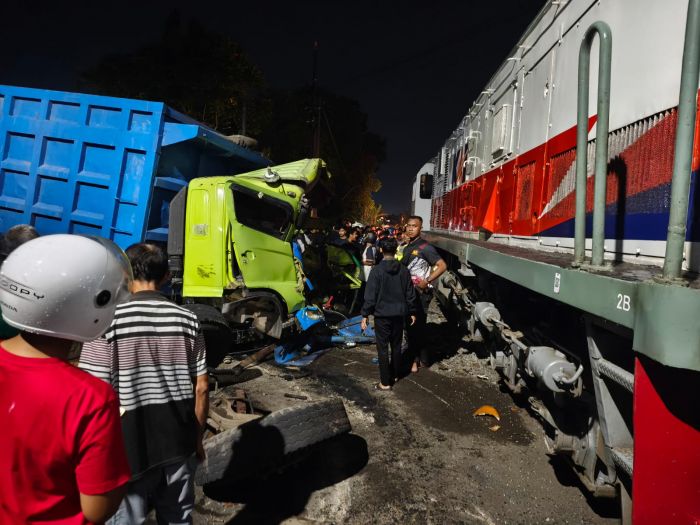 Usai Truk Mogok Tertemper KA Dhoho di Blitar, KAI Imbau Pengguna Jalan Lebih Waspada