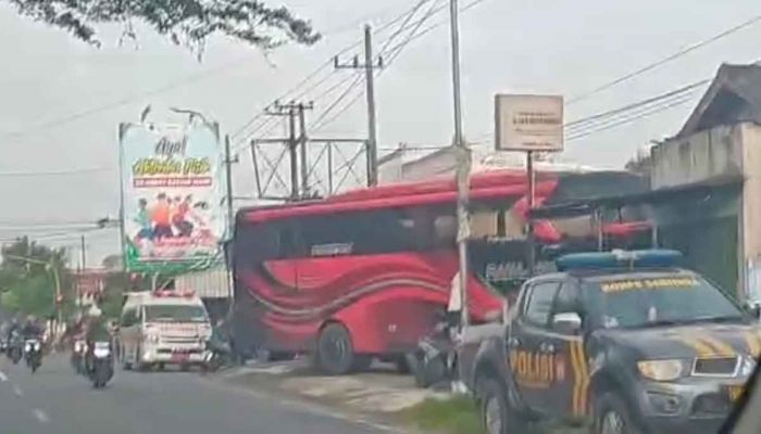 Pasutri di Blitar Tewas Dihantam Bus Pariwisata Pasutri di Blitar Tewas Dihantam Bus Pariwisata