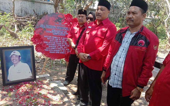 Peringati Kudatuli, Pengurus PDIP Gresik Tabur Bunga di Makam Bambang Ger Peringati Kudatuli, Pengurus PDIP Gresik Tabur Bunga di Makam Bambang Ger