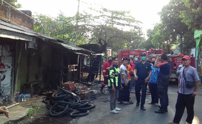 Tuang Bensin, Warung di Kota Probolinggo Ludes Terbakar Tuang Bensin, Warung di Kota Probolinggo Ludes Terbakar