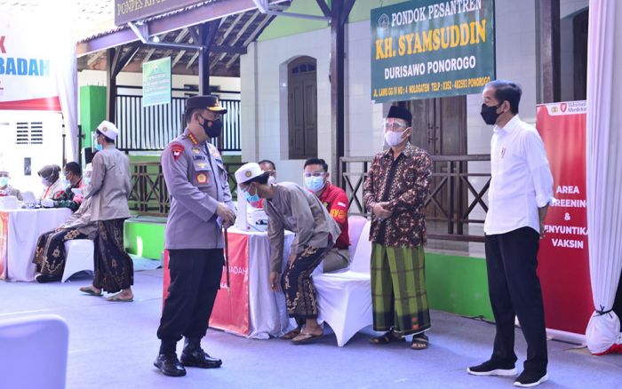 Presiden dan Kapolri Tinjau Vaksinasi Merdeka di Ponpes KH Syamsuddin Ponorogo Presiden dan Kapolri Tinjau Vaksinasi Merdeka di Ponpes KH Syamsuddin Ponorogo
