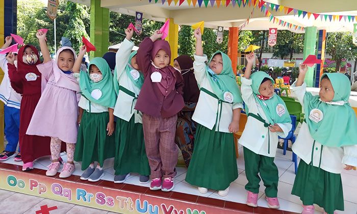 Ikuti MPLS, Siswa KB-TK Al Muslim Sidoarjo Terbangkan Pesawat Cita-Cita Ikuti MPLS, Siswa KB-TK Al Muslim Sidoarjo Terbangkan Pesawat Cita-Cita