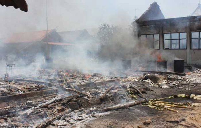 Korsleting Listrik, 2 Rumah dan 1 Gedung Sekolah Ludes Terbakar di Senori Tuban Korsleting Listrik, 2 Rumah dan 1 Gedung Sekolah Ludes Terbakar di Senori Tuban