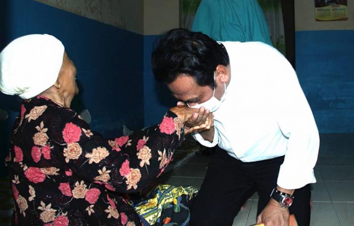 Qosim, Cabup Gresik yang Murah Senyum, Senang Bersholawat, dan Dermawan Qosim, Cabup Gresik yang Murah Senyum, Senang Bersholawat, dan Dermawan