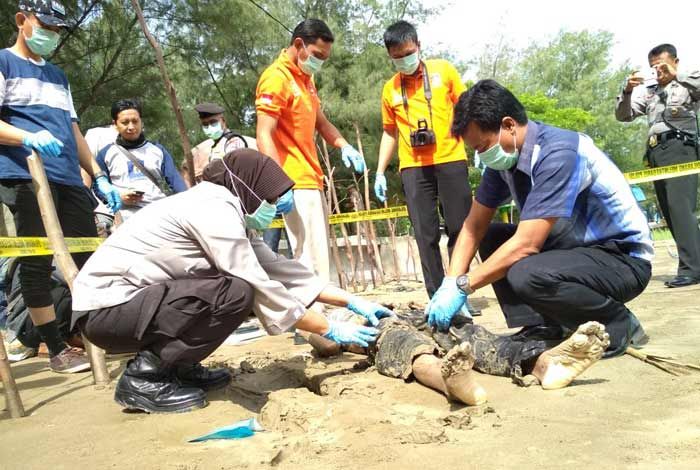 Mayat Mr. X Ditemukan di Pinggir Pantai Jenu Tuban Mayat Mr. X Ditemukan di Pinggir Pantai Jenu Tuban