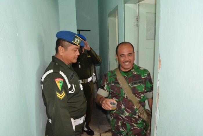 Dikawal Polisi Militer, Urine Anggota Korem 083 Baladhika Jaya Dites Dikawal Polisi Militer, Urine Anggota Korem 083 Baladhika Jaya Dites