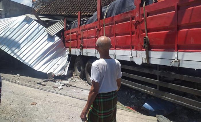 Tak Kuat Nanjak, Truk Muat Keramik Jalan Mundur Hantam Warung Rujak dan Rumah di Lamongan Tak Kuat Nanjak, Truk Muat Keramik Jalan Mundur Hantam Warung Rujak dan Rumah di Lamongan