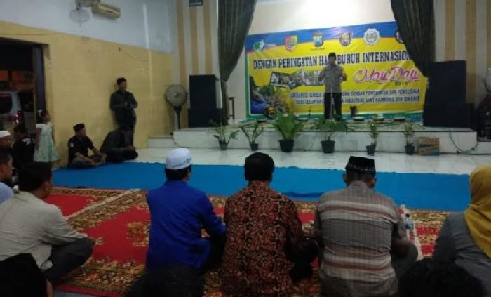 Buruh Jember Pilih Aksi Diskusi dan Berdoa Bersama Buruh Jember Pilih Aksi Diskusi dan Berdoa Bersama