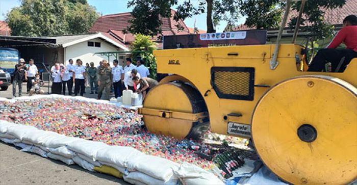 Satpol PP Kabupaten Kediri Musnahkan 2.672 Botol Minuman Beralkohol Satpol PP Kabupaten Kediri Musnahkan 2.672 Botol Minuman Beralkohol