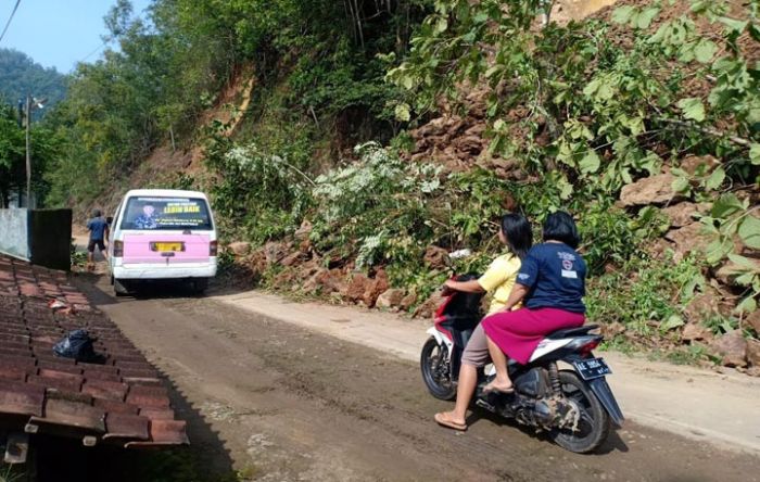 Longsor di Ngreco Tegalombo Kembali Tutup Separuh Badan Jalan Longsor di Ngreco Tegalombo Kembali Tutup Separuh Badan Jalan
