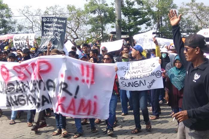 Limbah Bau Busuk, Ratusan Warga Deket Lamongan Demo Pabrik Pengolahan Udang Limbah Bau Busuk, Ratusan Warga Deket Lamongan Demo Pabrik Pengolahan Udang