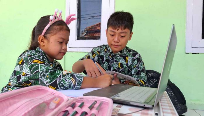 Pembelajaran Daring di Sidoarjo Masuki Hari Ketiga, Guru dan Siswa Inginkan KBM Tatap Muka Pembelajaran Daring di Sidoarjo Masuki Hari Ketiga, Guru dan Siswa Inginkan KBM Tatap Muka