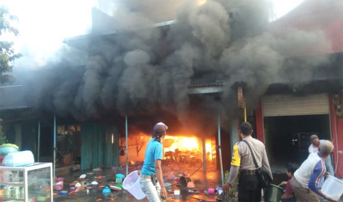 Toko Barang Pecah Belah Depan Pasar Semboro, Jember Terbakar Toko Barang Pecah Belah Depan Pasar Semboro, Jember Terbakar