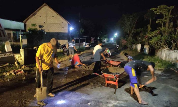 Cegah Orang Terjatuh, Warga Rembangkepuh Kediri Gotong Royong Tambal Jalan Berlubang