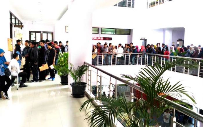 Dispendukcapil Kota Malang Buka Lowongan Tenaga Bantu, Antrean Pelamar Kerja Capai Puluhan Meter Dispendukcapil Kota Malang Buka Lowongan Tenaga Bantu, Antrean Pelamar Kerja Capai Puluhan Meter
