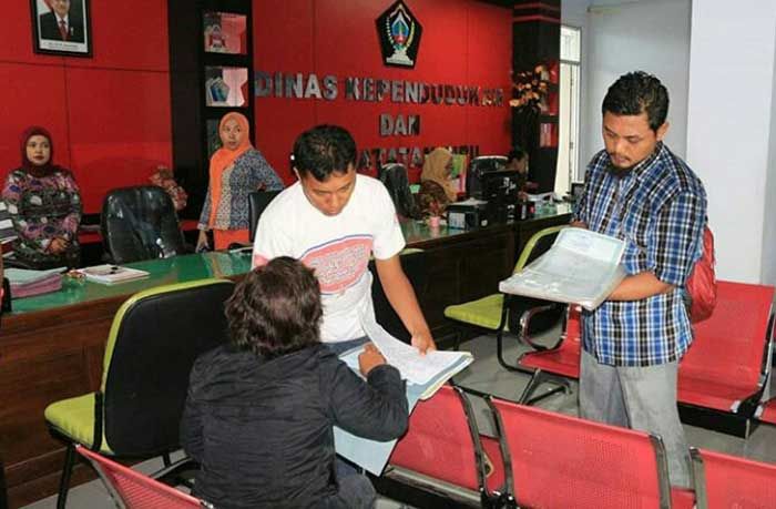 Pasca OTT Dispendukcapil Blitar, Tiga Pemohon Diperiksa Polisi Pasca OTT Dispendukcapil Blitar, Tiga Pemohon Diperiksa Polisi