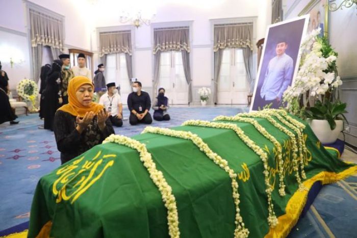 Takziyah ke Bandung dan Ikut Salat Jenazah, Khofifah: Tengah Malam Eril Sering Berbagi Sedekah Takziyah ke Bandung dan Ikut Salat Jenazah, Khofifah: Tengah Malam Eril Sering Berbagi Sedekah