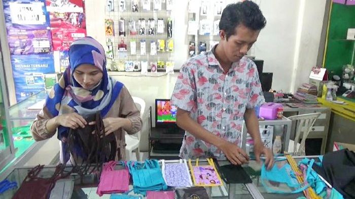 Berkah Corona, Warga Ponorogo Kebanjiran Order Produksi Masker dari Kain Perca Berkah Corona, Warga Ponorogo Kebanjiran Order Produksi Masker dari Kain Perca