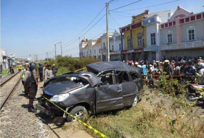 Usai Tewaskan 5 Orang, Kasatlantas dan Dewan Jember Sidak Perlintasan Kereta Api di Pertokoan Roxy Usai Tewaskan 5 Orang, Kasatlantas dan Dewan Jember Sidak Perlintasan Kereta Api di Pertokoan Roxy