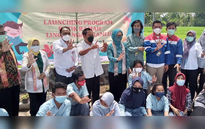 Tumbuhkan Keterampilan Anak-anak Disabilitas, Pertamina Serahkan Bantuan Alat Membatik