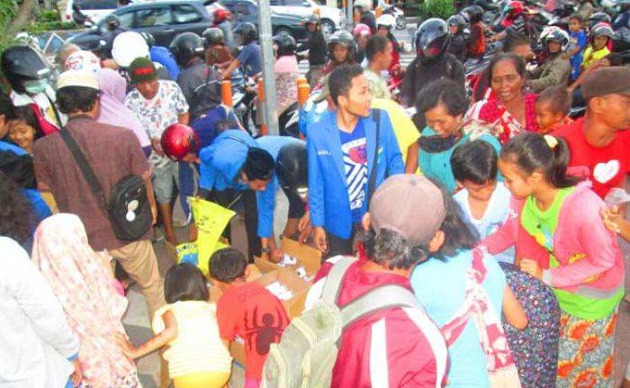 Sambut Malam Seribu Bulan, Mahasiswa PMII Sidoarjo Bagikan 1000 Takjil Sambut Malam Seribu Bulan, Mahasiswa PMII Sidoarjo Bagikan 1000 Takjil