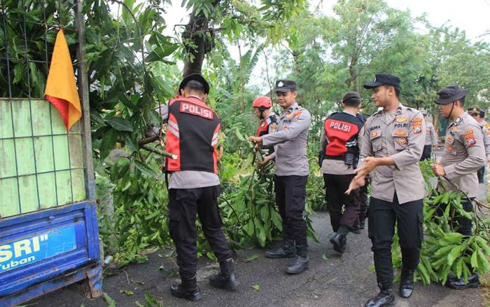 Petugas Gabungan Gotong Royong Pulihkan 2 Desa Terdampak Bencana di Tuban