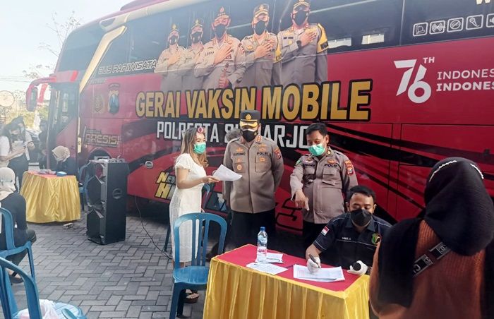 Pastikan Berjalan Lancar, Kapolresta Sidoarjo Pantau Vaksinasi Mobile di Desa Tambak Oso