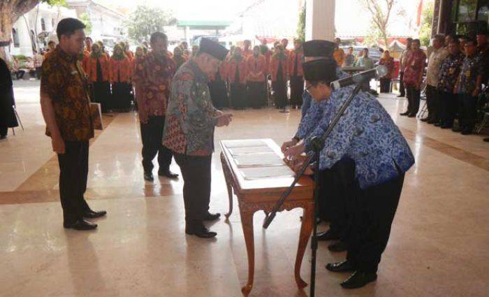 Terima SK Pengangkatan, 109 CPNS Pemkab Sidoarjo Diminta Bekerja Keras Layani Masyarakat Terima SK Pengangkatan, 109 CPNS Pemkab Sidoarjo Diminta Bekerja Keras Layani Masyarakat