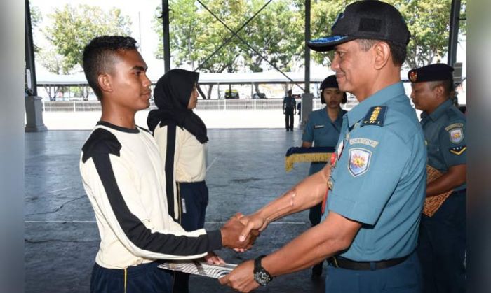 Kadispotmar Koarmada II Tutup Pelatihan Kepemimpinan Bagi Mahasiswa Senior UHT