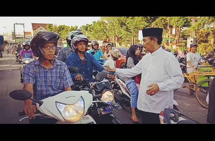 Tarik Simpati Warga Sampang, Paslon Mantap Spontan Lakukan Ini Tarik Simpati Warga Sampang, Paslon Mantap Spontan Lakukan Ini