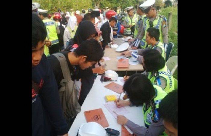 Puluhan Kendaraan di Lamongan Terjaring Operasi Patuh Semeru 2015 Puluhan Kendaraan di Lamongan Terjaring Operasi Patuh Semeru 2015